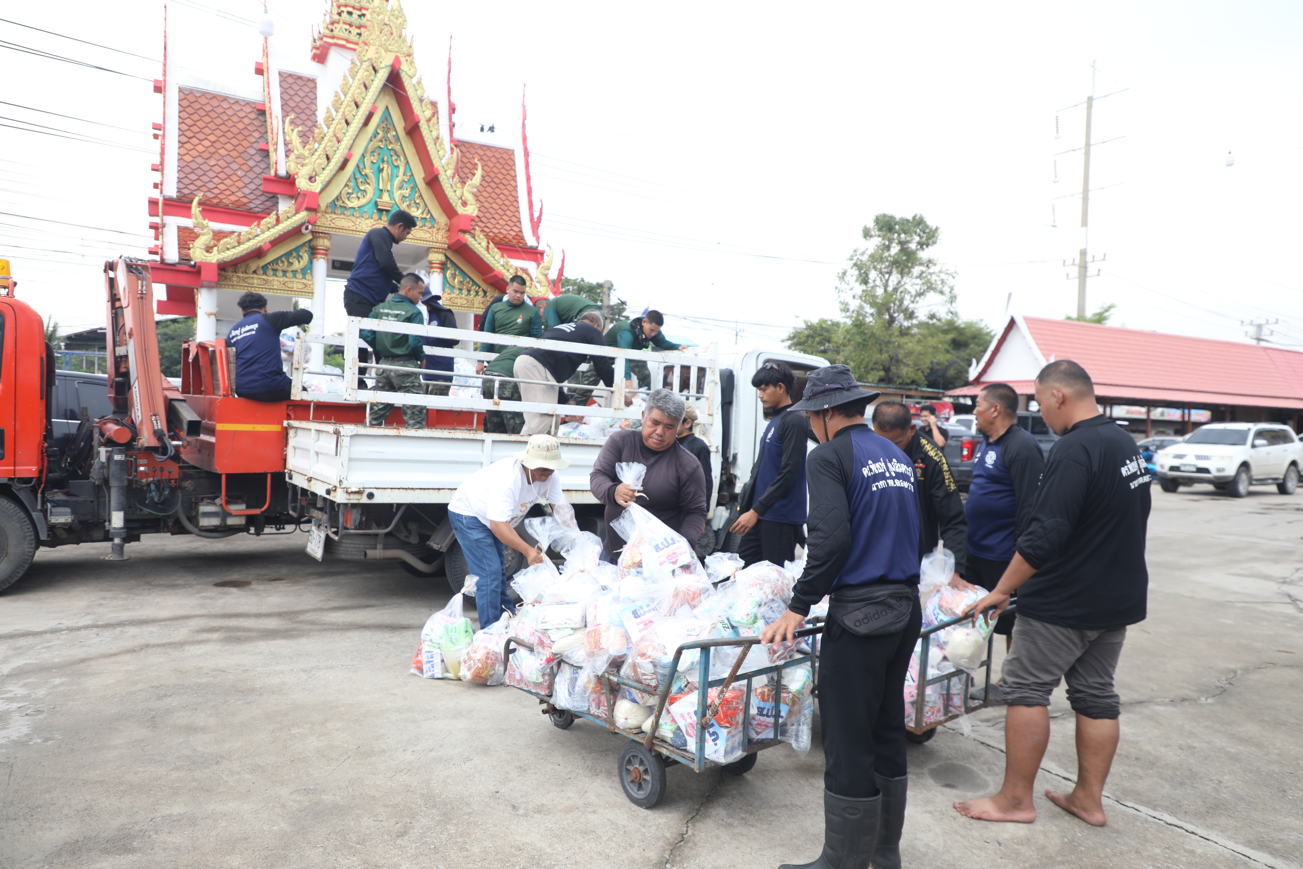 title - ส.ป.ก. ติดตามรมช.เกษตรฯ ช่วยเหลือพี่น้องผู้ประสบอุทกภัย ในเขตจังหวัดปทุมธานี